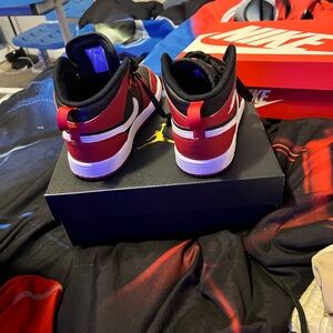 Jordan 1s boys size 2y